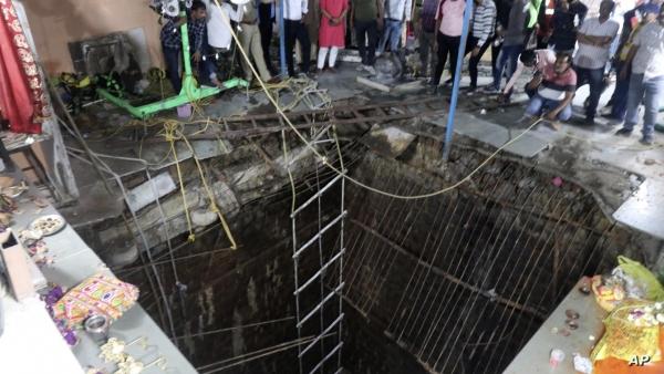 نيودلهي: مصرع 35 شخصا عقب انهيار سقف بئر خلال احتفال ديني بالهند