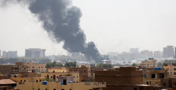 اشتباكات السودان: فرار أعداد كبيرة من سكان الخرطوم مع تواصل القتال لليوم الخامس