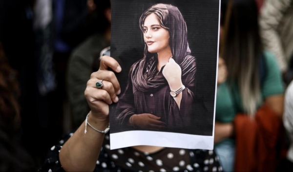 طهران: بدء محاكمة صحافية إيرانية غطت وفاة مهسا أميني