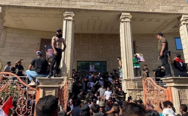 بغداد: متظاهرون يقتحمون السفارة السويدية احتجاجًا على إحراق نسخة من المصحف