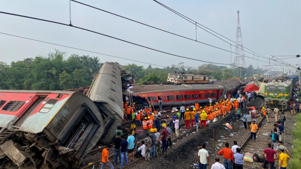 نيودلهي: نحو 300 قتيل ومئات الجرحى في حادث تصادم قطارات ركاب شرق الهند