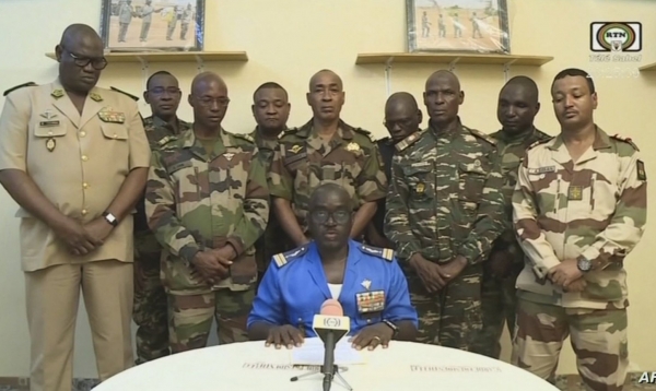 الاتحاد الأوروبي وفرنسا يوقفان مساعداتهما للنيجر و”الانقلابيون” يحذرون من أي تدخل عسكري