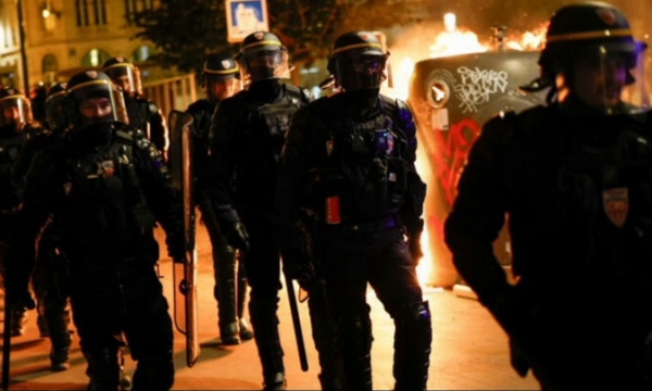 باريس: توقيف نحو ألف شخص خلال ليلة رابعة من أعمال الشغب في فرنسا