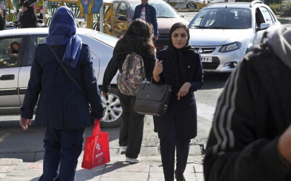 طهران: إيران تشدد حملتها على النساء اللواتي يتحدين قواعد اللباس الإسلامي