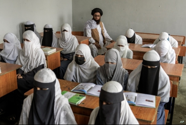 كابول: نهاية التعليم في ظل طالبان.. فتيات أفغانيات يودعن الصف السادس بالدموع