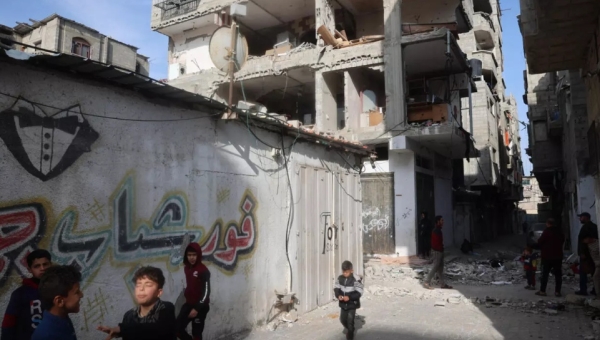 القدس: مقتل 10 فلسطينيين على الأقل في غارة إسرائيلية على مدرسة للنازحين في غزة