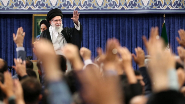طهران: ايران تدرس مقترح الجولة الخامسة.. خامنئي يشكك بجدوى التفاوض ويصف التصريحات الأمريكية بـ”الوقحة”