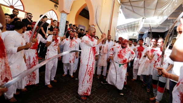 تقرير: ماذا يفعل الشيعة في يوم عاشوراء؟ حزنٌ مقدّس وطقوس مثيرة للجدل