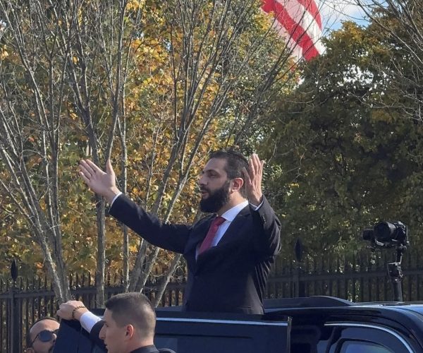 واشنطن: دبكة أمام البيت الأبيض ورئيس من الباب الجانبي!